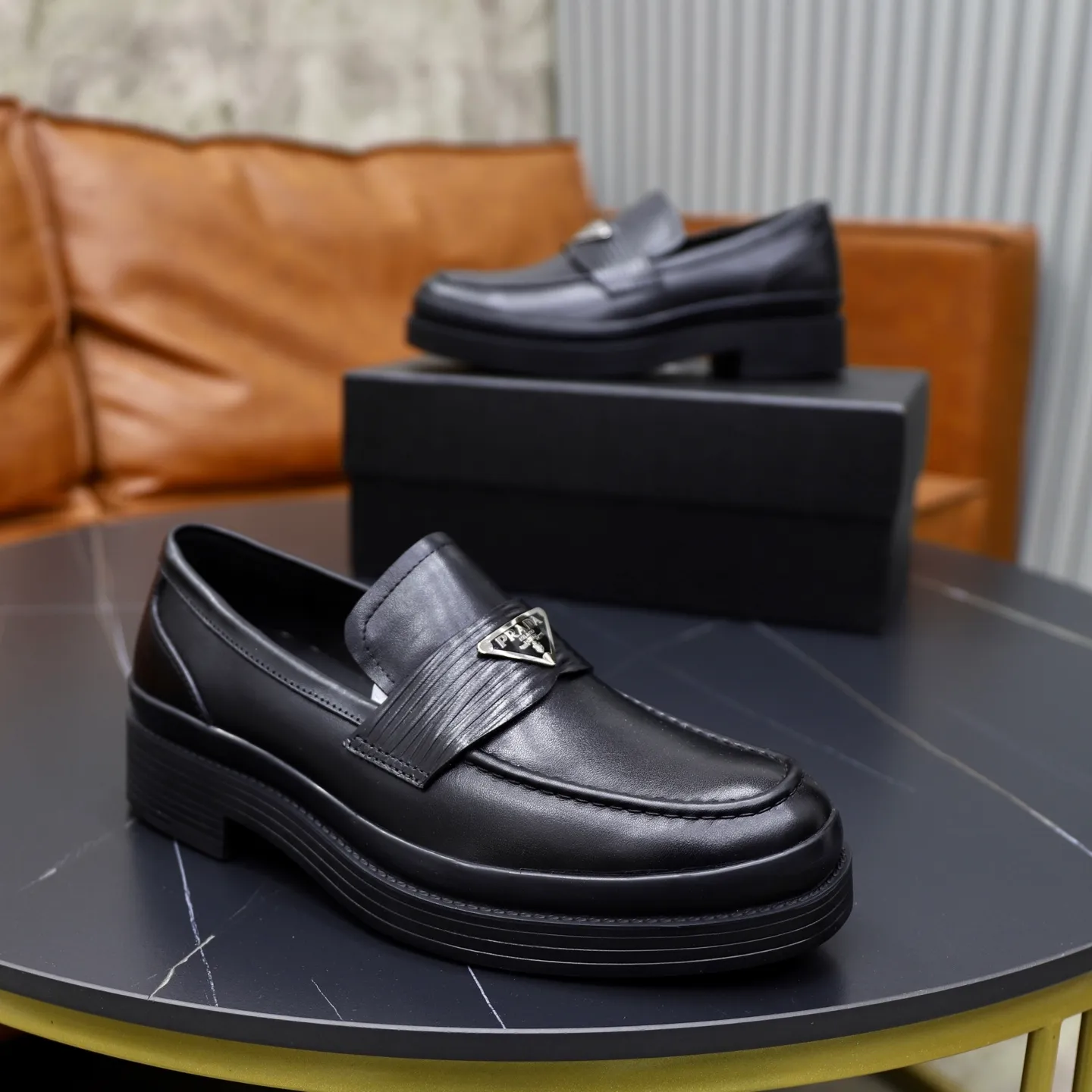 Men's shoes: 540💰🙅‍♂️🙅‍♂️🙅‍♂️ Brand: PRADA Standard code: Men's code 38-44 (45 can be customized) Grade: Same style as the official website Original order quality Material: Original cowhide surface Comfortable sheepskin lining Original outsole Style category: Men's fashionable casual leather shoes Distinguished big-name luxury elements Top luxury Color: actual picture color